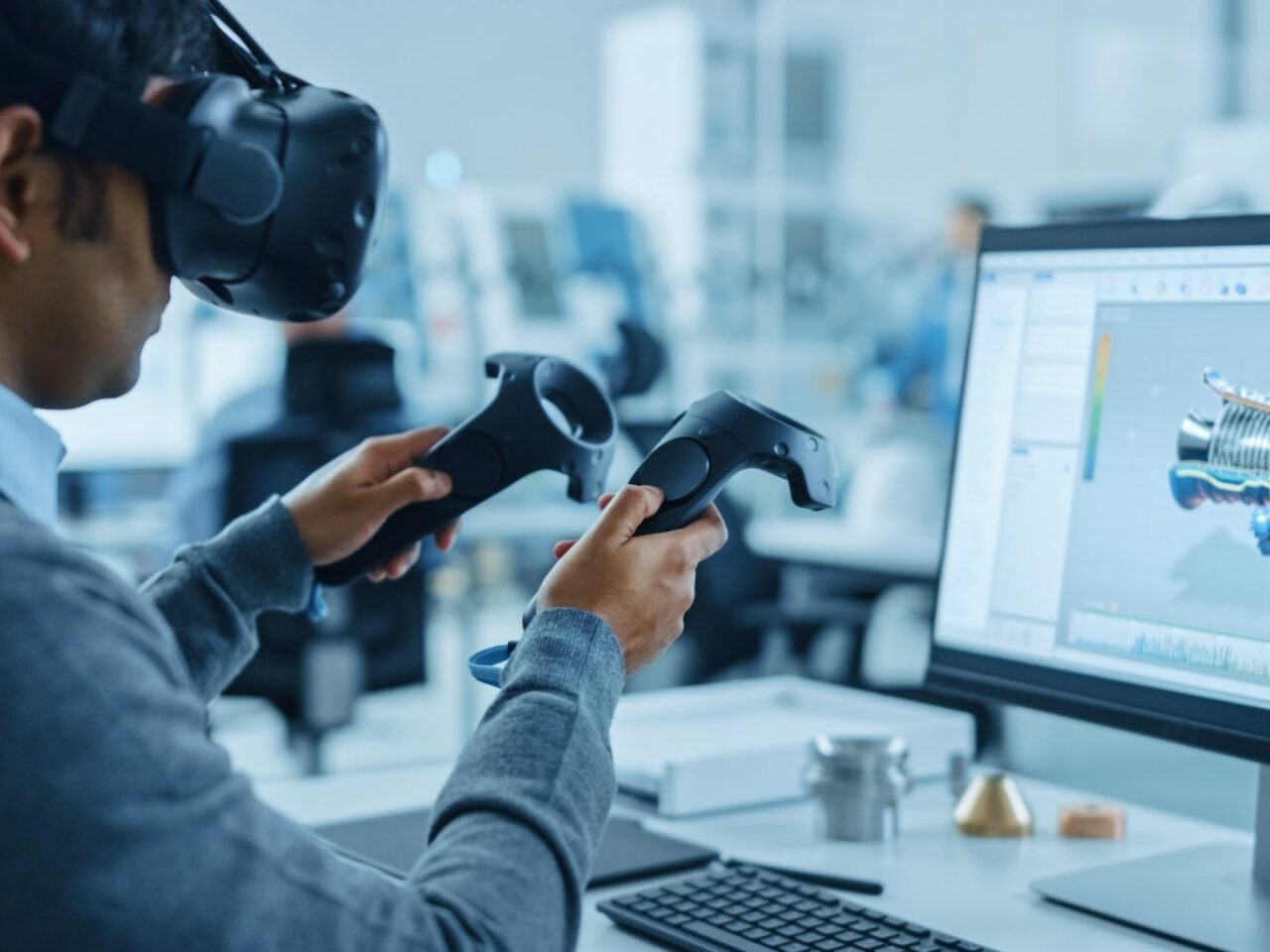 Mechanischer Ingenieur trägt eine Virtual-Reality-Brille, hält Controller und nutzt VR-Technologie für industrielles Design, Entwicklung und Prototypenerstellung in CAD-Software auf dem Computer.