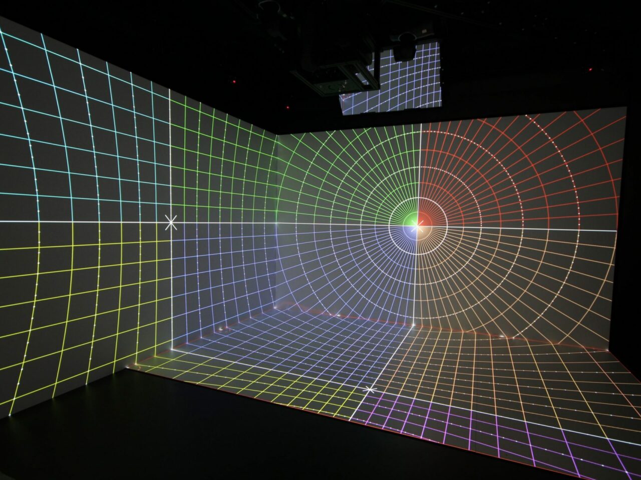 Eine VR Cave wird dargestellt, wobei eine Zielscheibe in der virtuellen Umgebung hervorgehoben wird. Dieses Bild vermittelt den Eindruck, dass die VR-Technologie für Training oder Simulationen genutzt wird, bei denen Präzision und Treffsicherheit eine Rolle spielen.