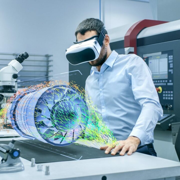 Der Chefingenieur in der Fabrik trägt eine VR-Brille und entwirft eine Turbine auf dem holografischen Projektionstisch. Futuristisches Design einer virtuellen Mixed-Reality-Anwendung.