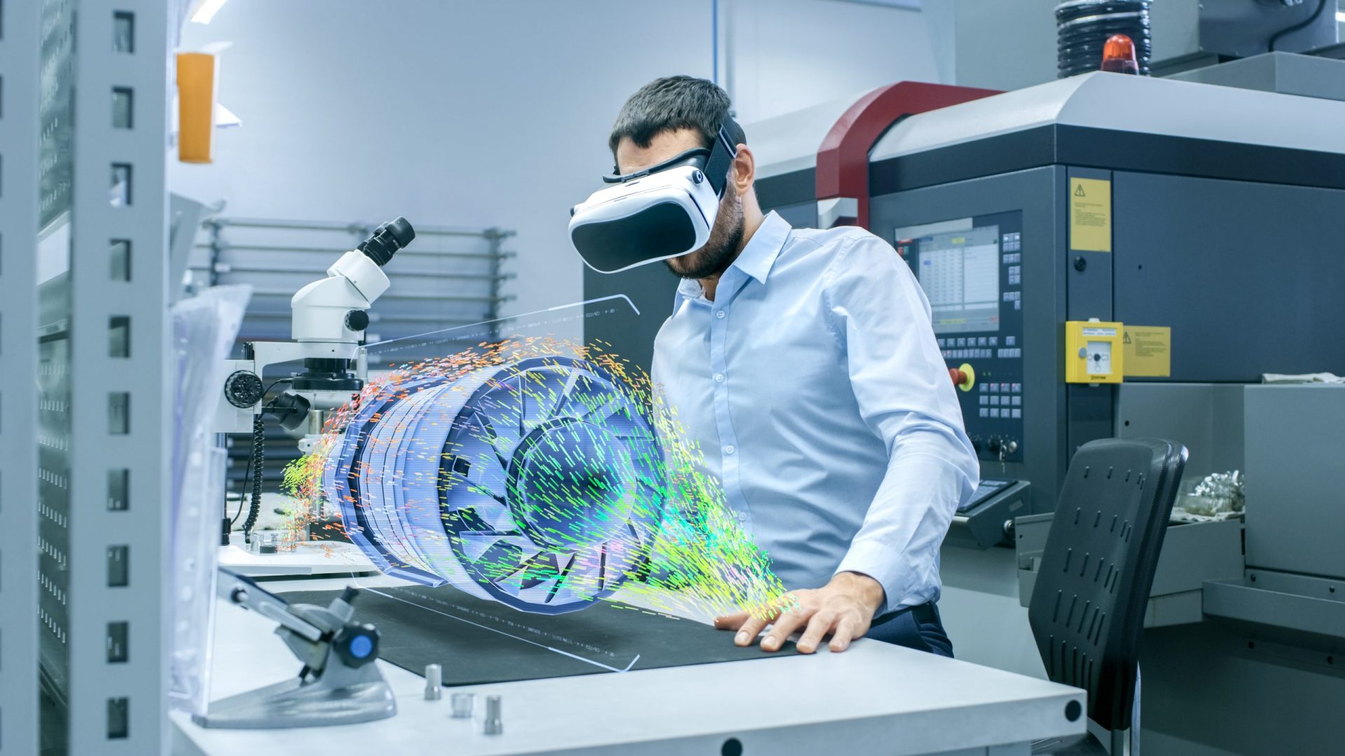Der Chefingenieur in der Fabrik trägt eine VR-Brille und entwirft eine Turbine auf dem holografischen Projektionstisch. Futuristisches Design einer virtuellen Mixed-Reality-Anwendung.