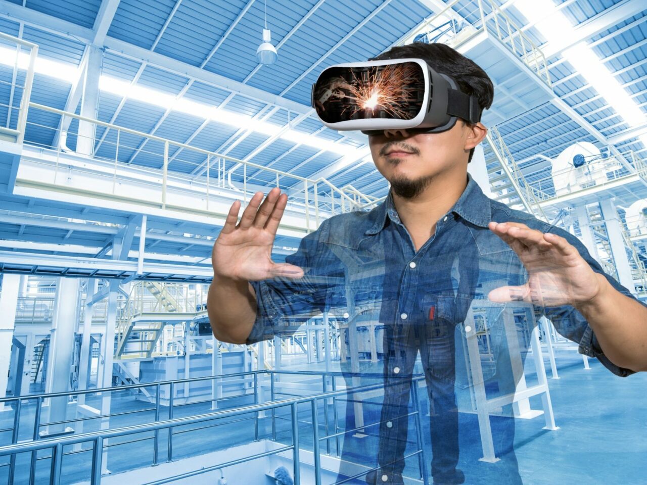Doppelbelichtung eines asiatischen Mannes, der eine Virtual-Reality-Brille trägt, über der Fabrikausrüstung innerhalb einer industriellen Förderbandlinie, die Pakete transportiert. VR-Konzept.