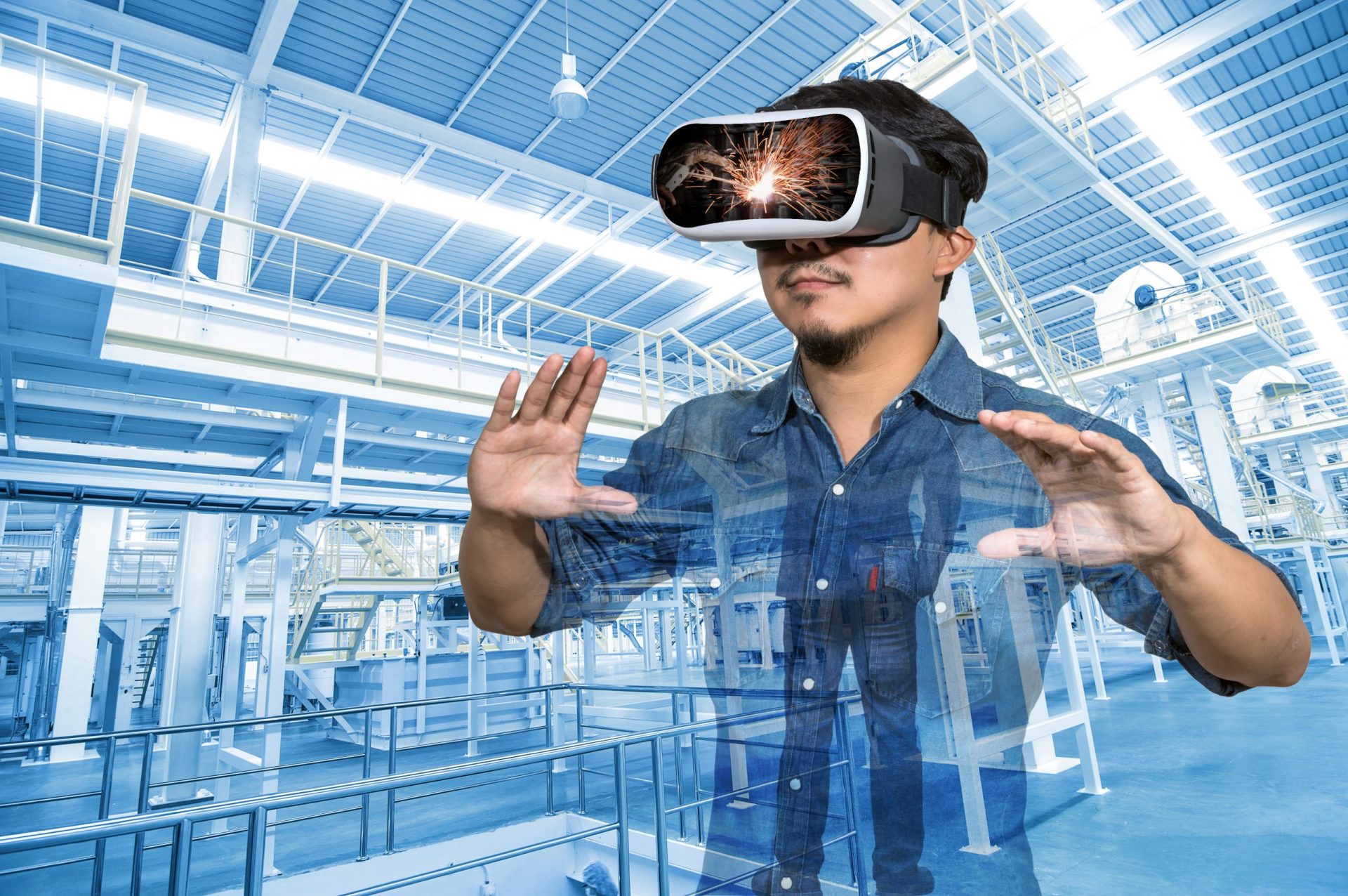 Doppelbelichtung eines asiatischen Mannes, der eine Virtual-Reality-Brille trägt, über der Fabrikausrüstung innerhalb einer industriellen Förderbandlinie, die Pakete transportiert. VR-Konzept.