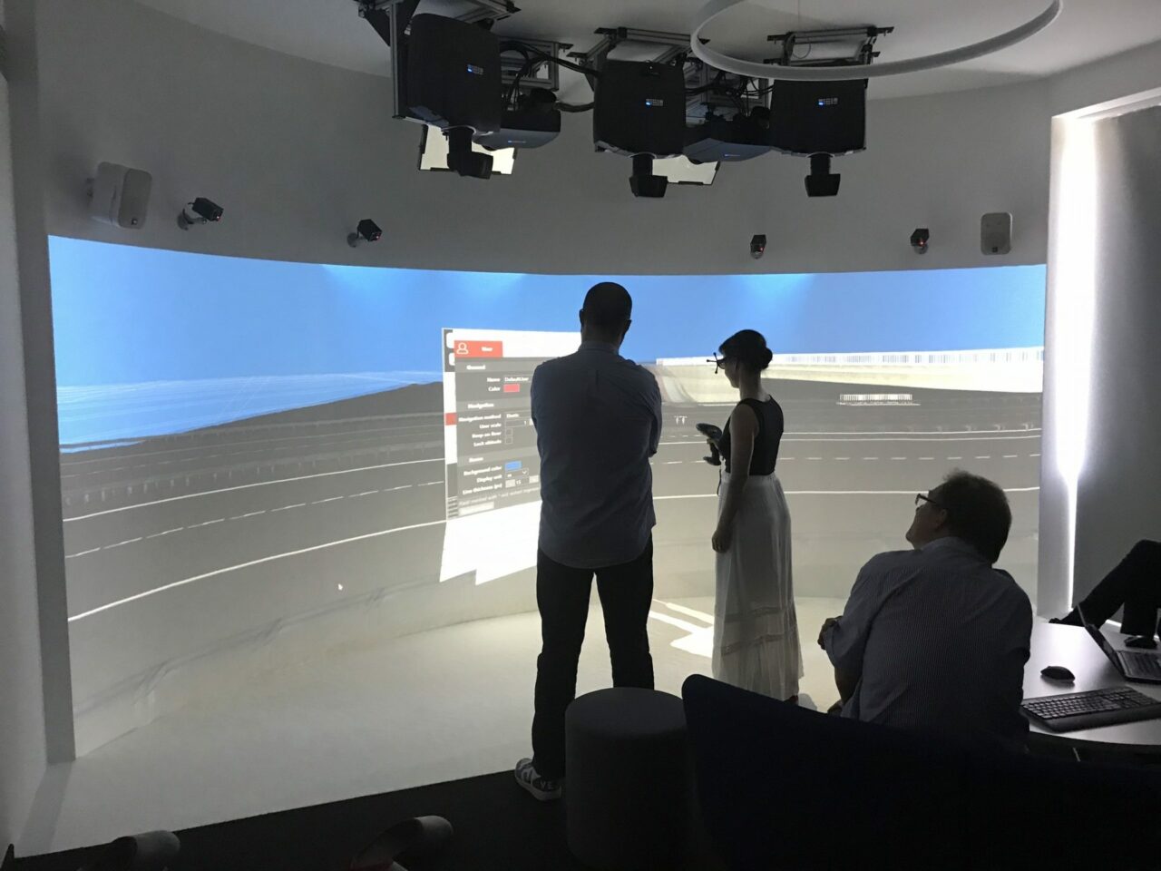Ein Mann und eine Frau stehen vor einem Bildschirm und tauchen gemeinsam in die faszinierende Welt der Virtual Reality ein.