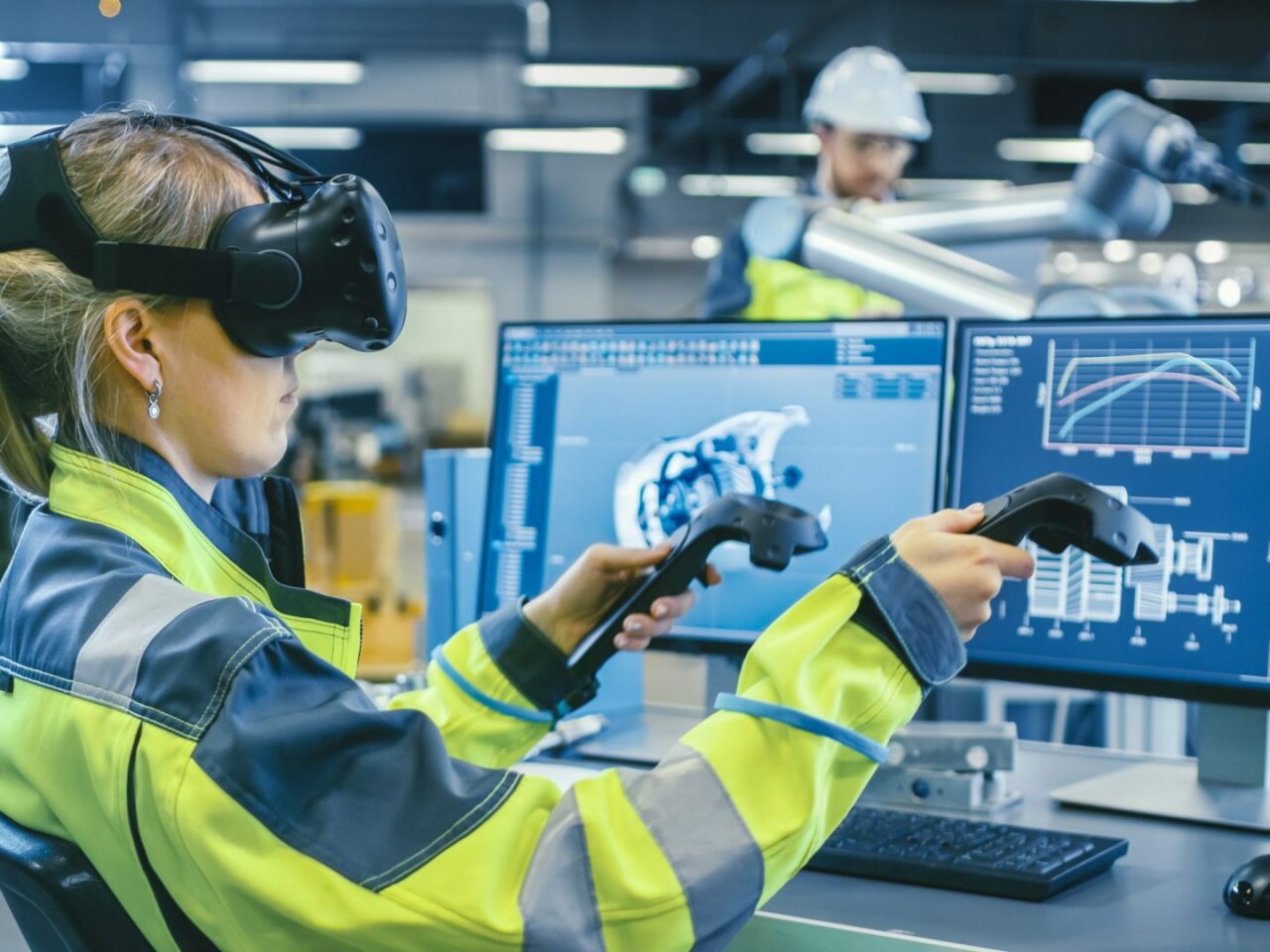 Weibliche Industrieingenieurin trägt eine Virtual-Reality-Brille und hält Controller. Sie nutzt VR-Technologie für industrielles Design, Entwicklung und Prototypenerstellung in CAD-Software.