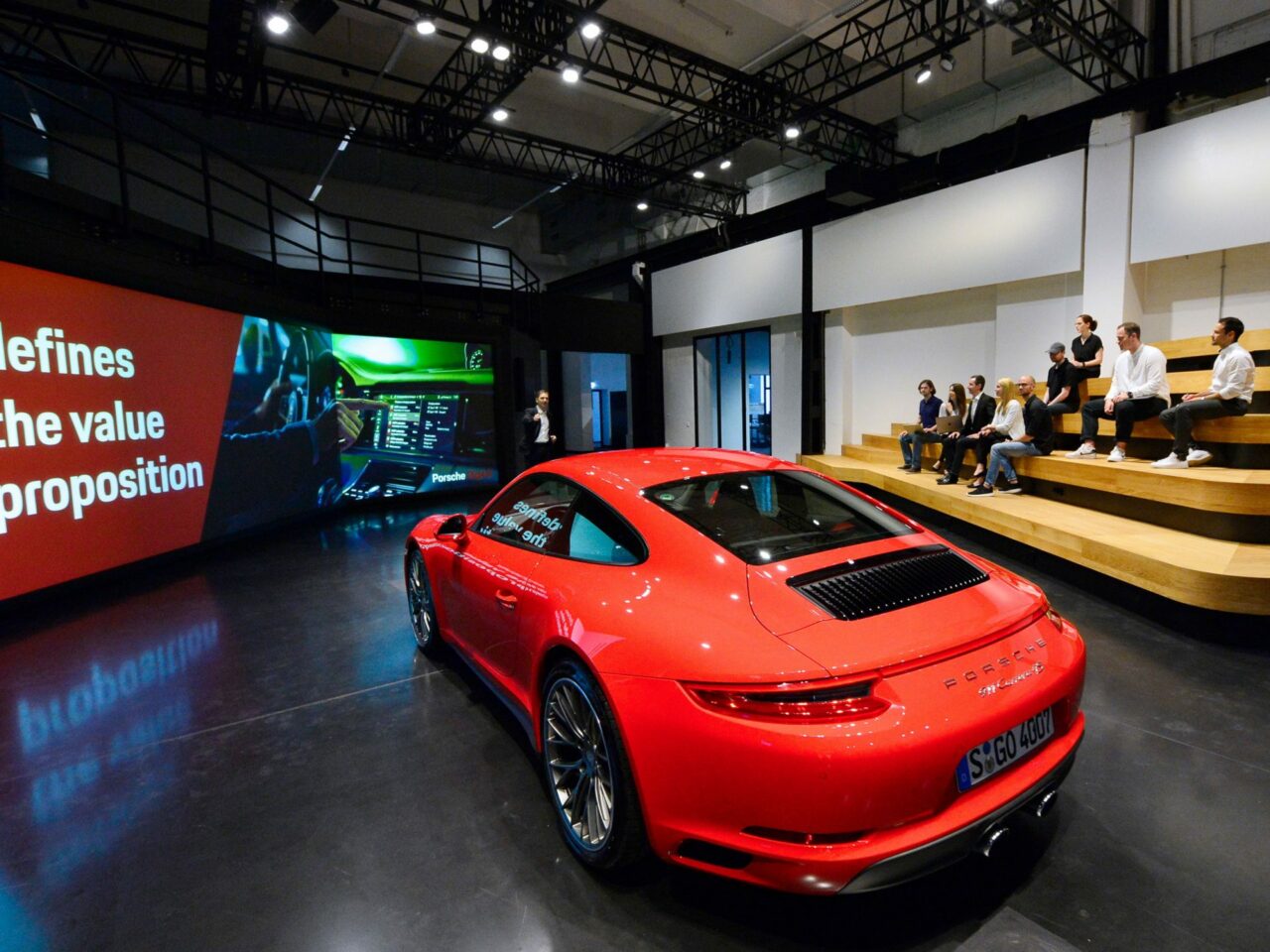 Ein Produktpräsentation des schönen roten Autos, die teilweise in VR stattfindet.