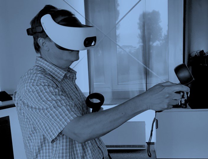 Ein Mann mit VR Brille und COntroller